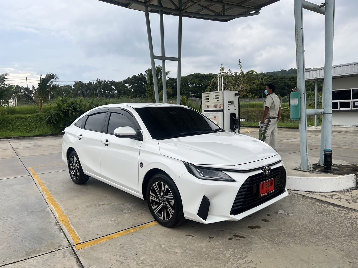Toyota Yaris Ativ 2025, white — front three-quarter view