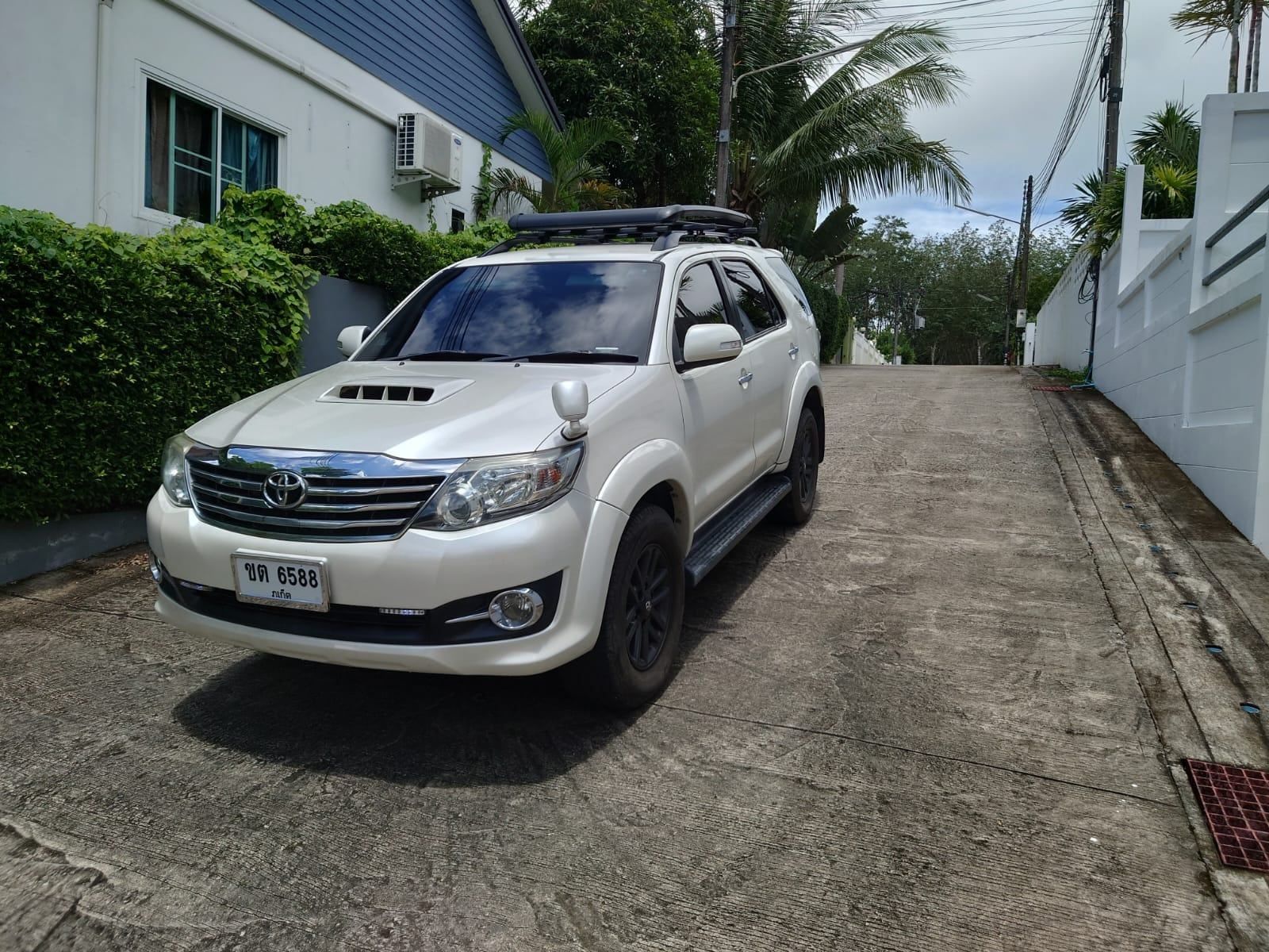 Toyota Fortuner 2015, pearl white — front three-quarter view