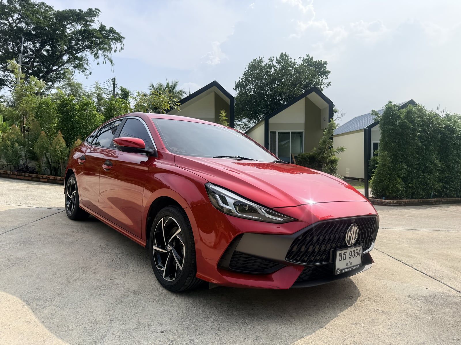 MG5 2023, red — front three-quarter view