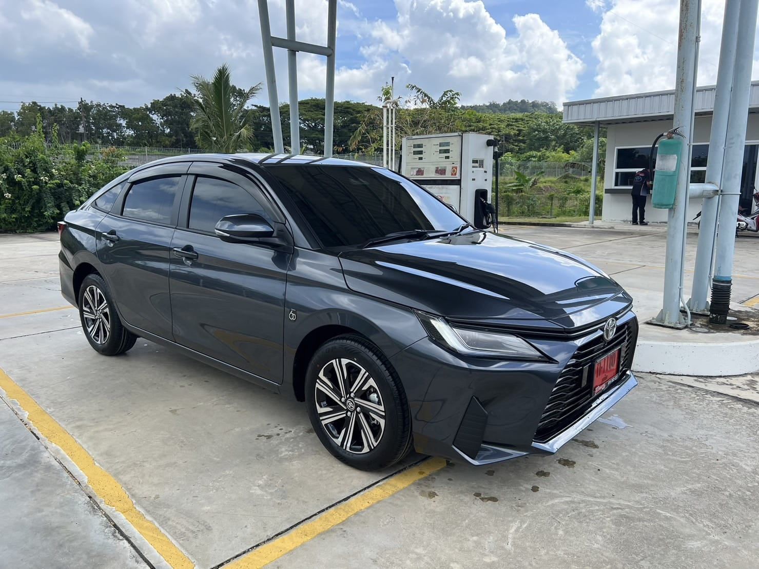 Toyota Yaris Ativ 2025, grey — front three-quarter view