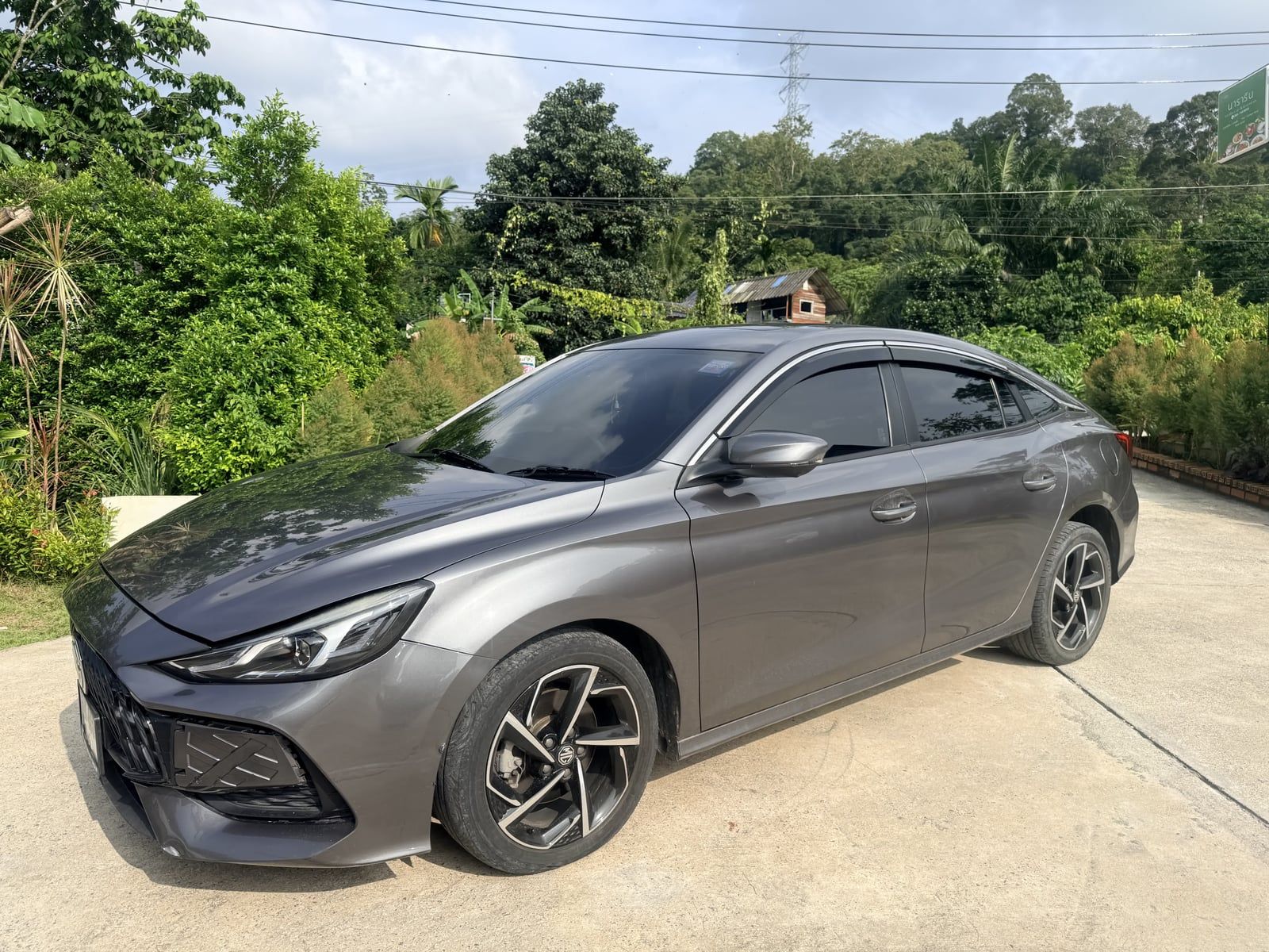 MG5 2023, grey — front three-quarter view