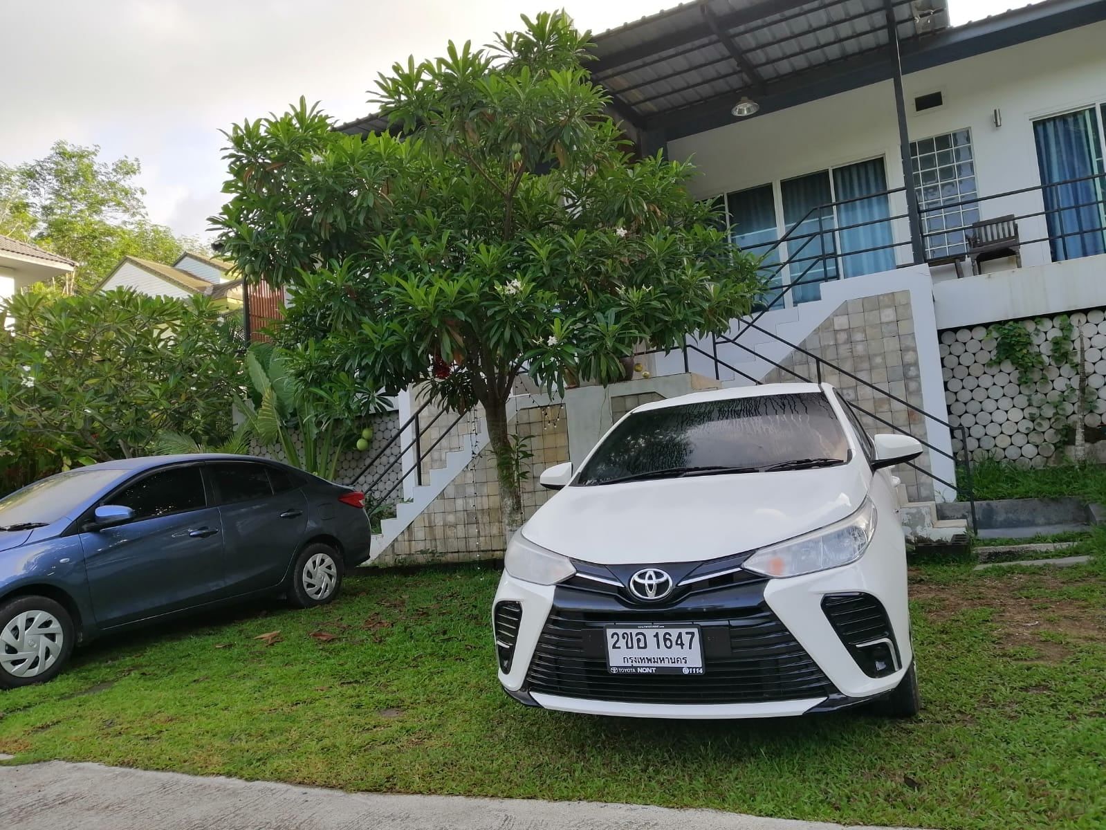 Toyota Yaris Ativ 2021, white — front three-quarter view