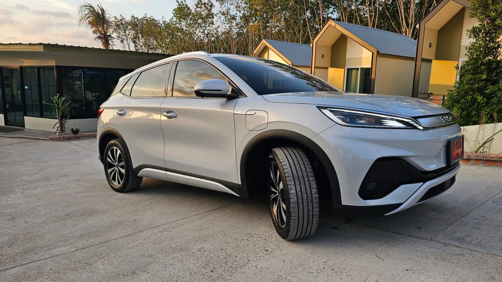 BYD Atto 3 2023, white — front three-quarter view