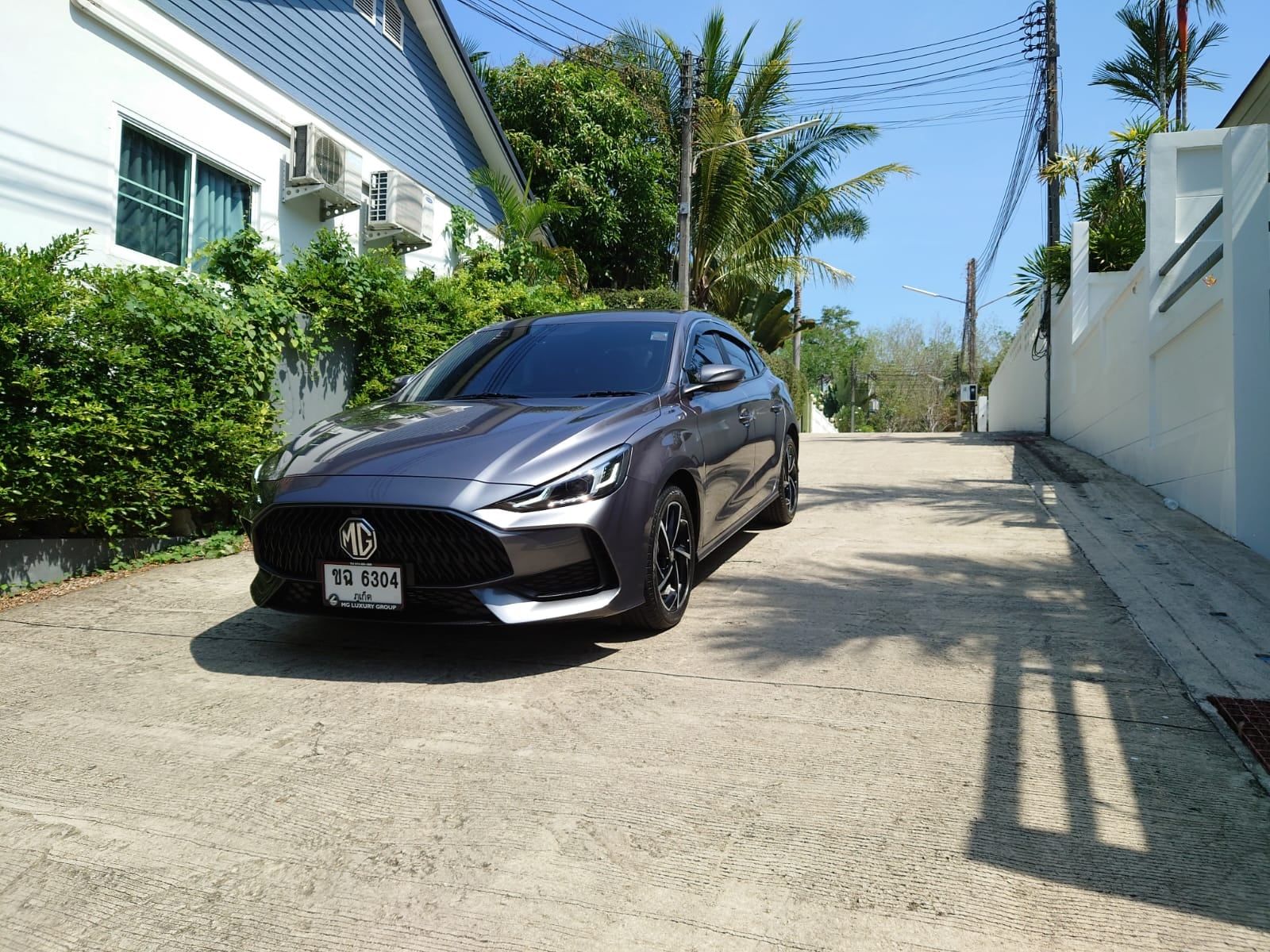 MG5 2023, grey — front three-quarter view
