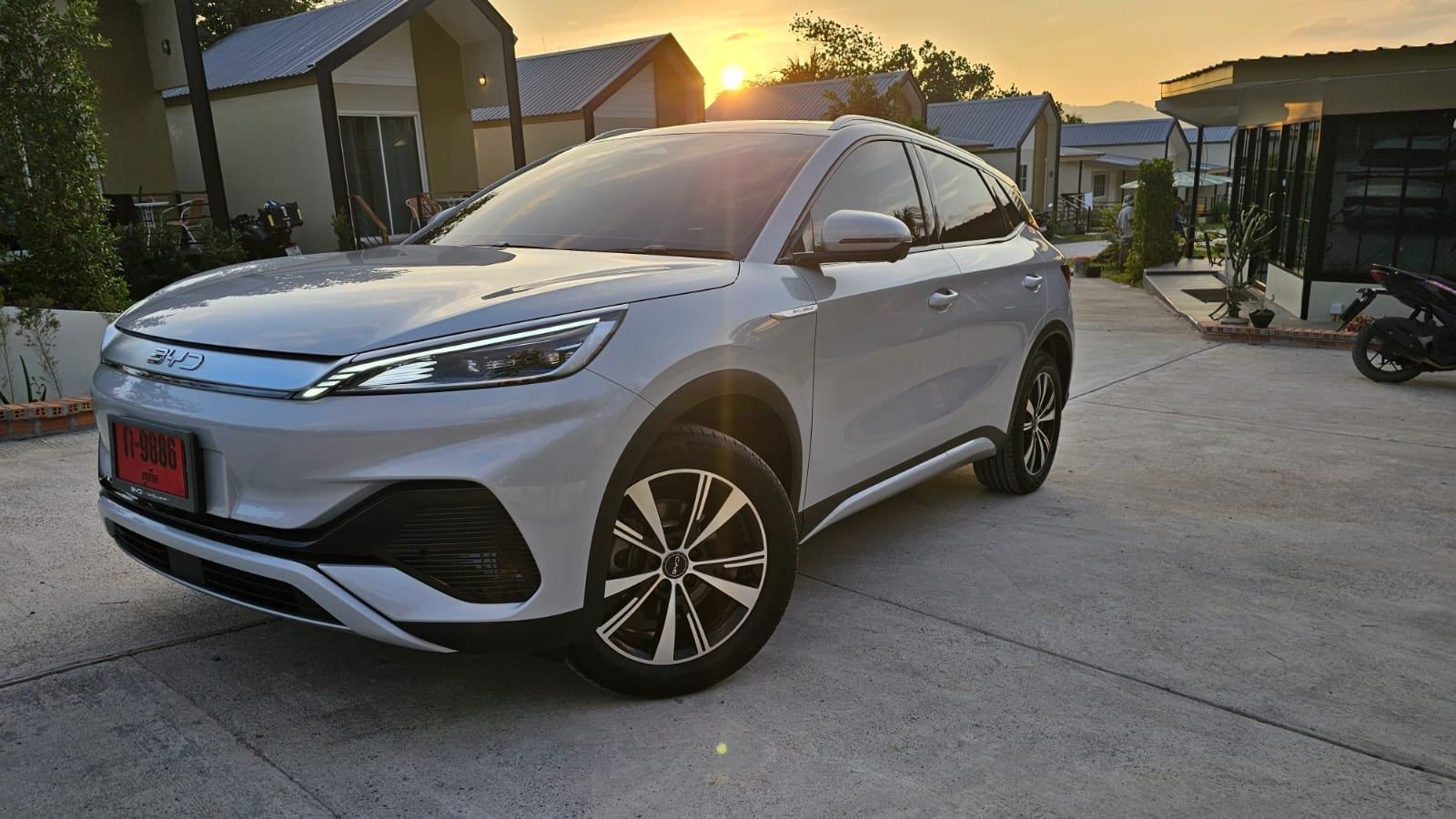 BYD Atto 3 2023, white — front three-quarter view