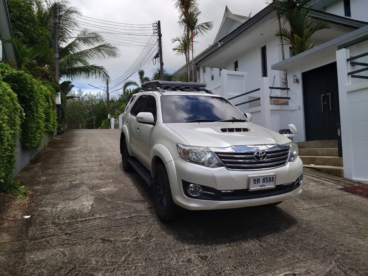 Toyota Fortuner 2015, pearl white — front three-quarter view