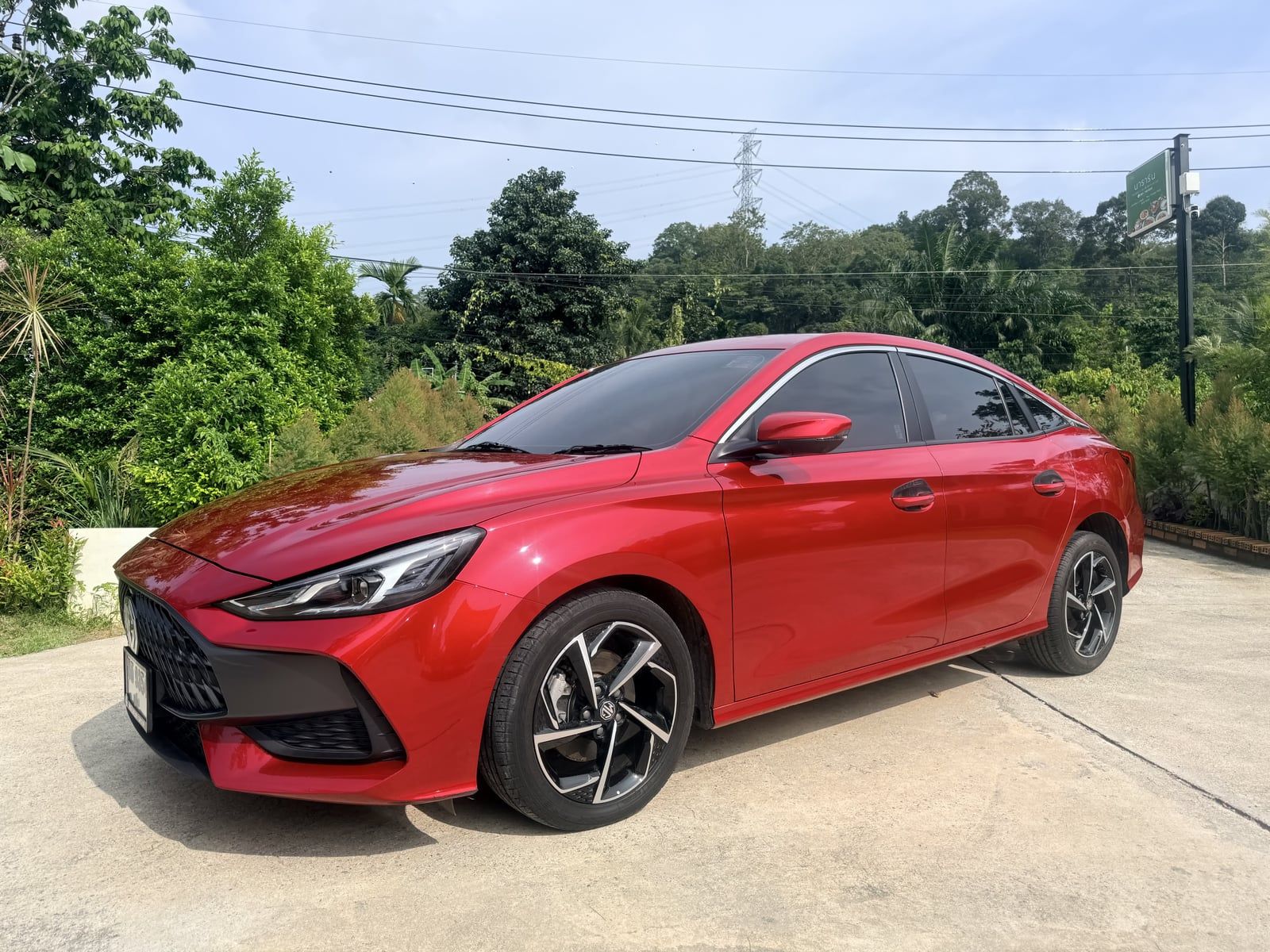 MG5 2023, red — front three-quarter view