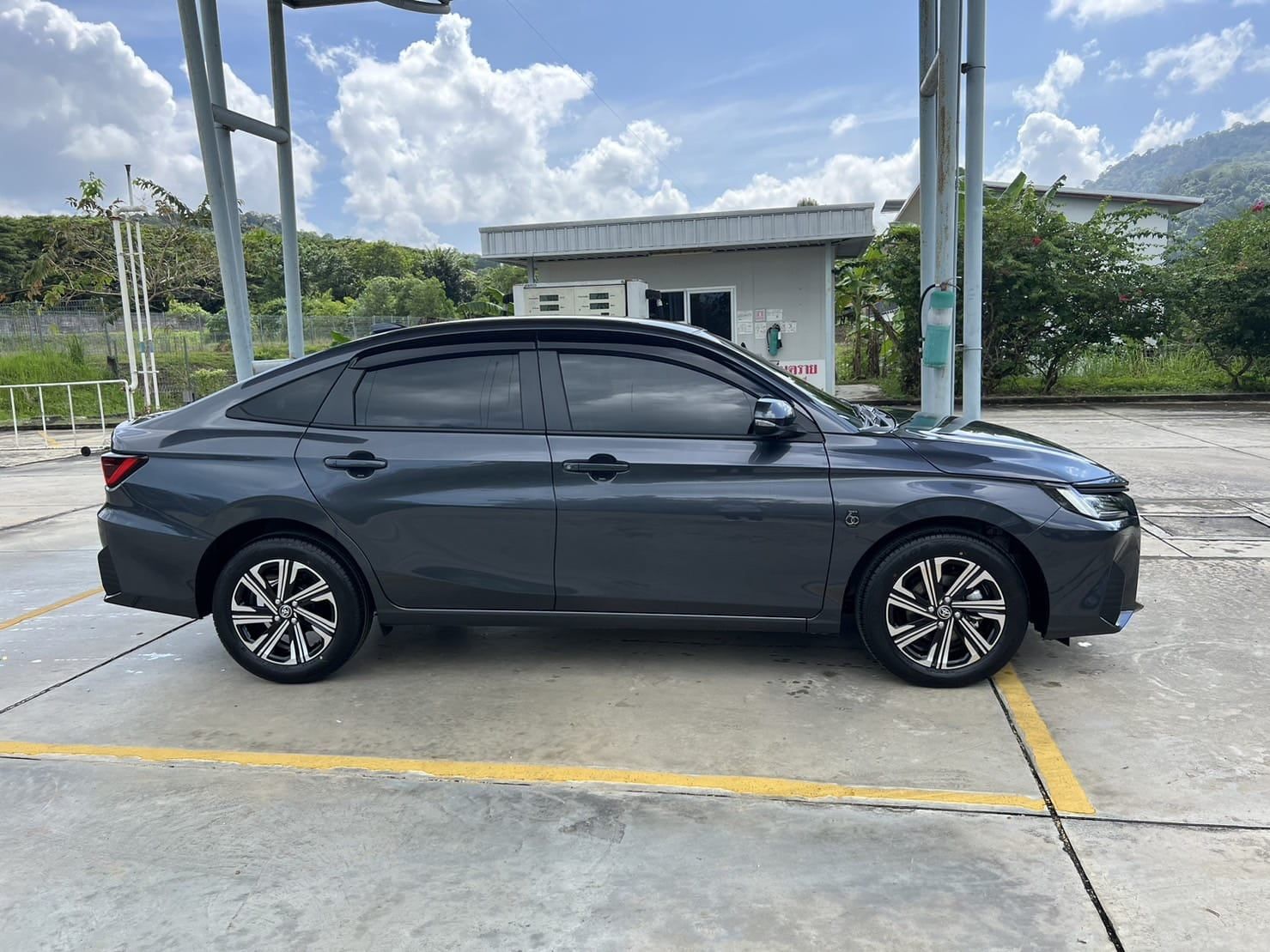 Toyota Yaris Ativ 2025, grey — side profile