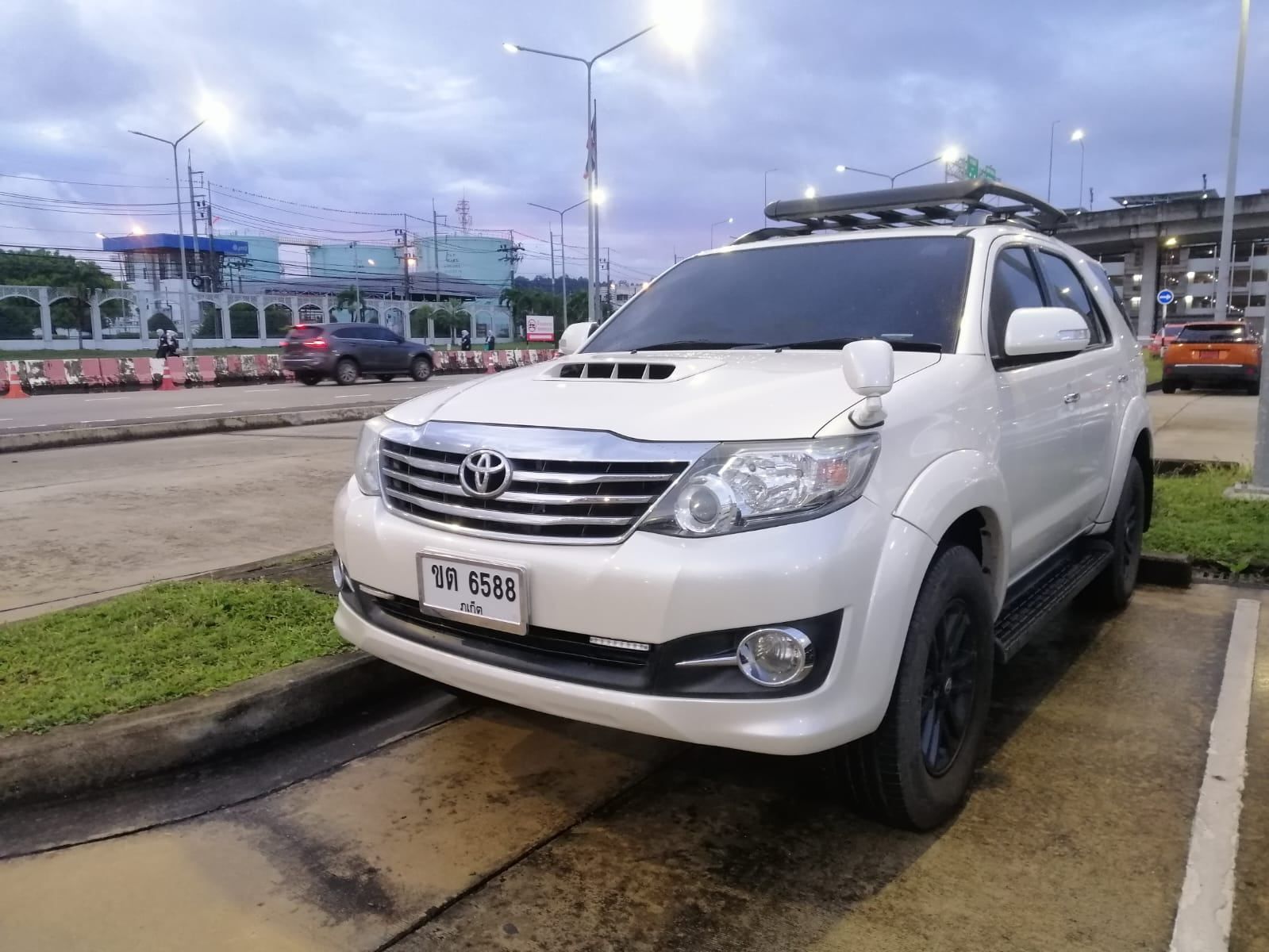 Toyota Fortuner 2015, pearl white — front three-quarter view