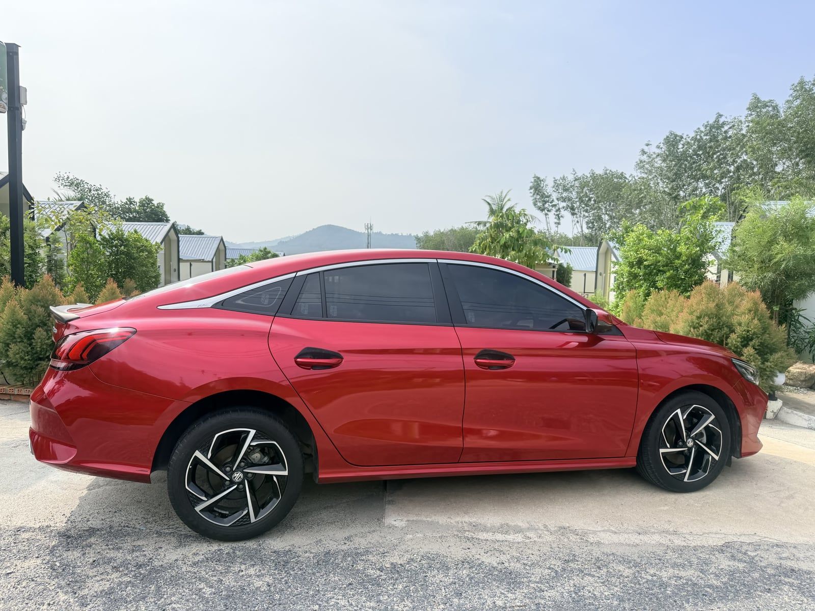 MG5 2023, red — side profile