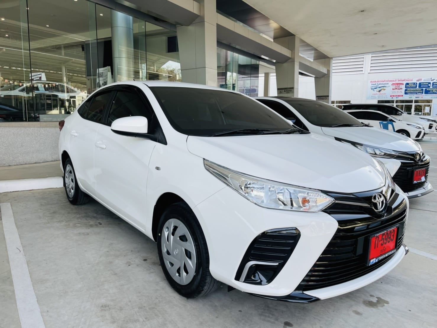 Toyota Yaris Ativ 2021, white — front three-quarter view
