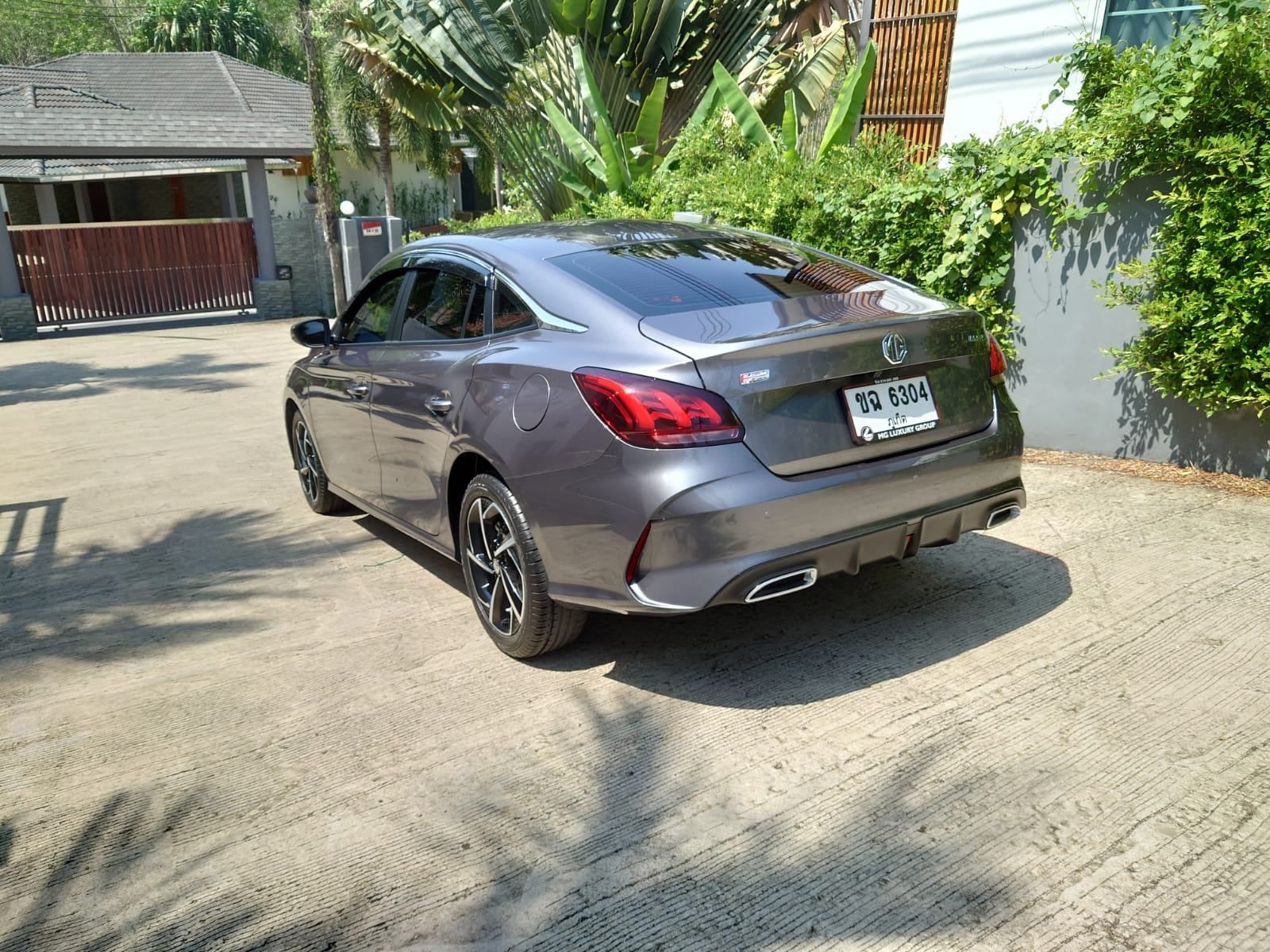 MG5 2023, grey — rear three-quarter view