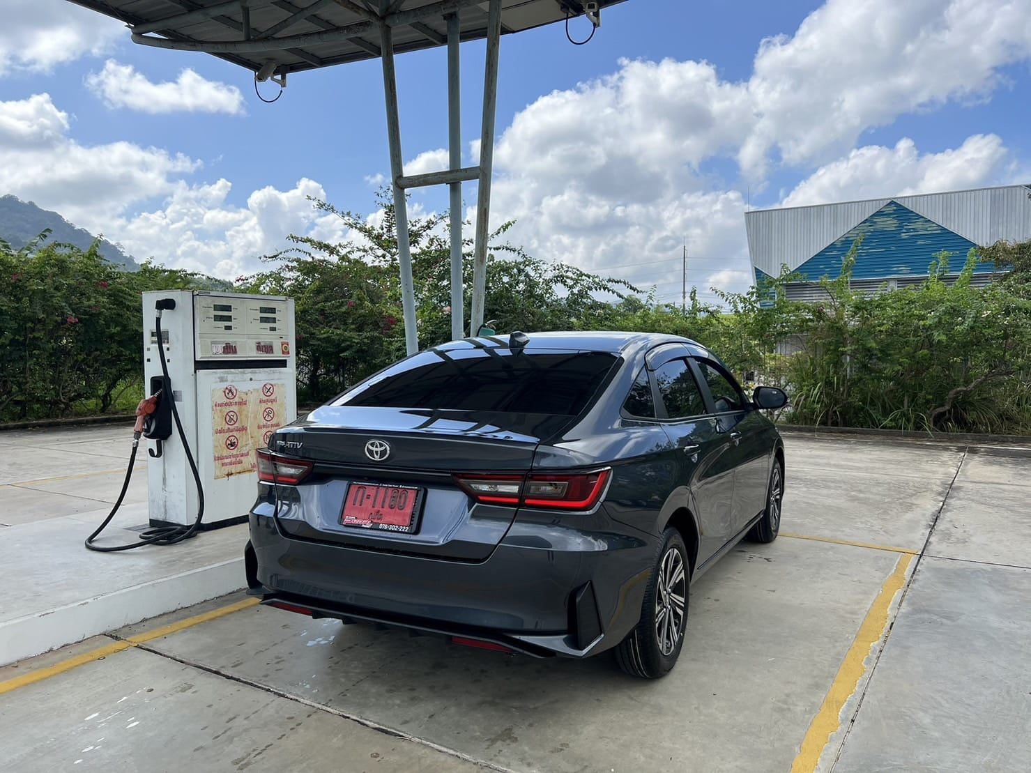 Toyota Yaris Ativ 2025, grey — rear three-quarter view