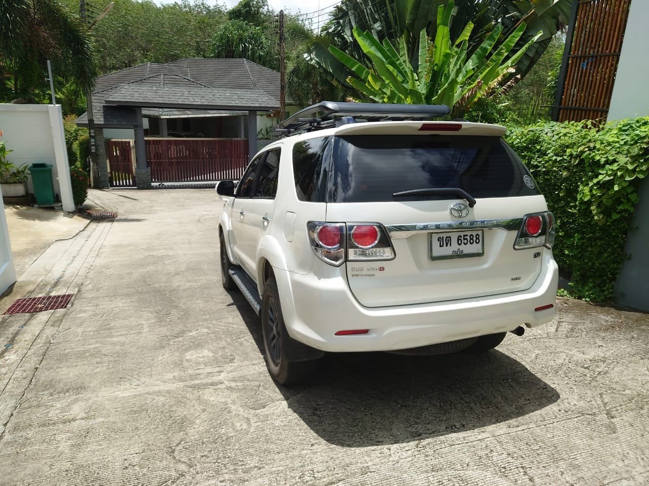 Toyota Fortuner 2015, pearl white — rear view