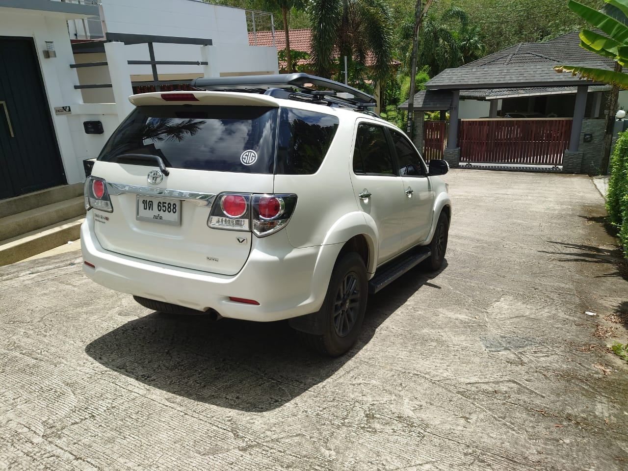 Toyota Fortuner 2015, pearl white — rear three-quarter view