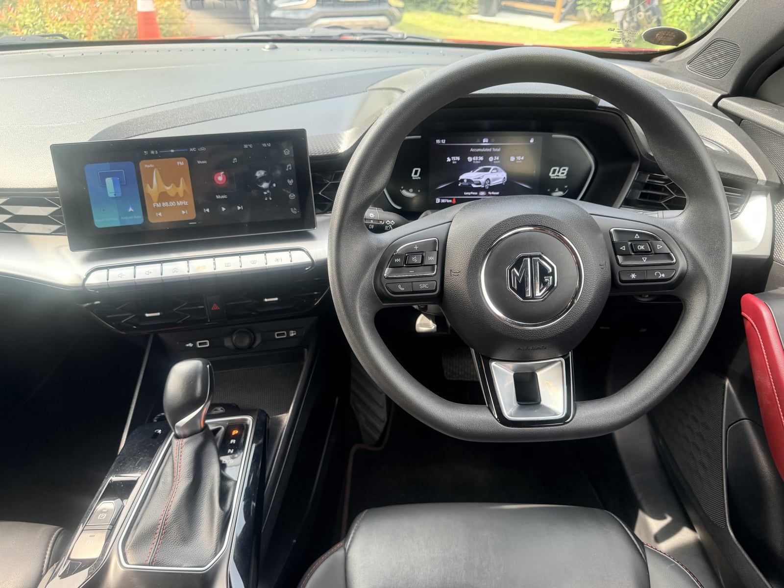 MG5 2023, red — dashboard